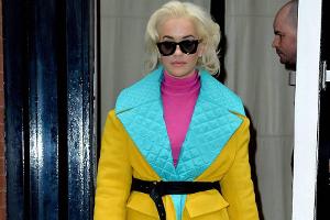 Rita Oras Regenbogen-Outfit ist ein Hingucker