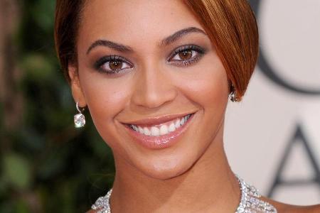 Auch Sängerin Beyoncé Knowles ist bekannt für ihren perfekten Augenaufschlag. Ob sie ihre Wimpern auch einem Wimpernserum zu... Auch Sängerin Beyoncé Knowles ist bekannt für ihren perfekten Augenaufschlag. Ob sie ihre Wimpern auch einem Wimpernserum zu...