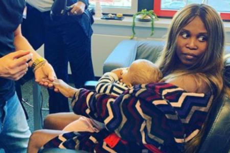 Motsi Mabuse und ihre kleine Tochter im Backstagebereich von Motsi Mabuse und ihre kleine Tochter im Backstagebereich von
