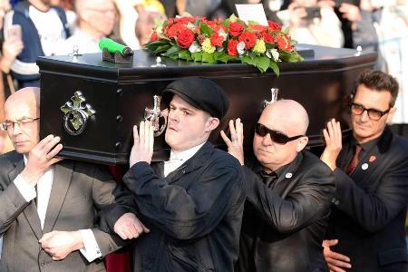 Hier wird der Leichnam von Keith Flint an zahlreichen Fans vorbei in die Kirche getragen Hier wird der Leichnam von Keith Flint an zahlreichen Fans vorbei in die Kirche getragen