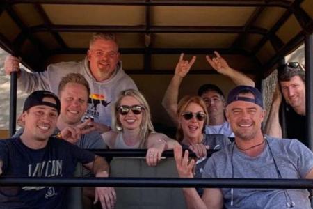 Josh Duhamel (re. unten) und seine Begleiter, die Aktivisten der Non-Profit-Organisation Josh Duhamel (re. unten) und seine Begleiter, die Aktivisten der Non-Profit-Organisation