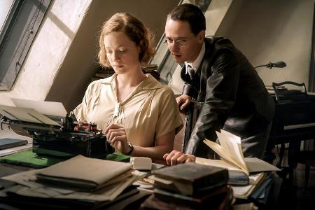 Elisabeth Hauptmann, Brechts Sekretärin und Geliebte (Leonie Benesch), hat für ihren Chef (Tom Schilling) wieder mal eine Id... Elisabeth Hauptmann, Brechts Sekretärin und Geliebte (Leonie Benesch), hat für ihren Chef (Tom Schilling) wieder mal eine Id...