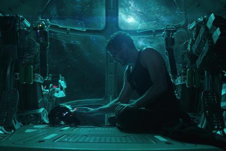 Tony Stark (Robert Downey Jr.) weiß nicht, welche Freunde auf der Erde noch am Leben sind Tony Stark (Robert Downey Jr.) weiß nicht, welche Freunde auf der Erde noch am Leben sind