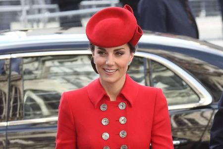 Herzogin Kate begeistert in einem strahlenden Rot Herzogin Kate begeistert in einem strahlenden Rot