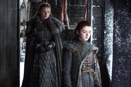 Maisie Williams (r.) und Sophie Turner als Arya und Sansa Stark in Maisie Williams (r.) und Sophie Turner als Arya und Sansa Stark in