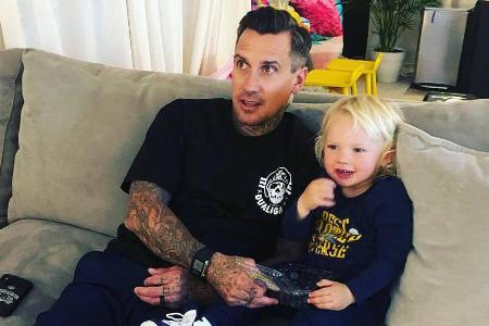 Carey Hart schaut mit seinem Sohn Jameson Moon Supercross Carey Hart schaut mit seinem Sohn Jameson Moon Supercross