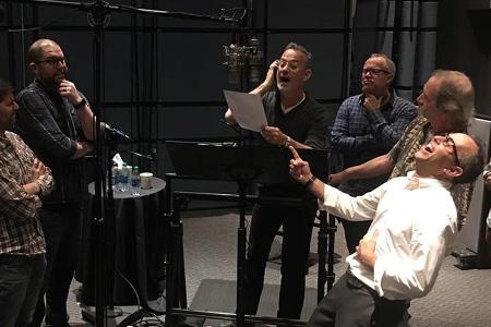 Tom Hanks (Mitte) gibt bei der Arbeit alles Tom Hanks (Mitte) gibt bei der Arbeit alles