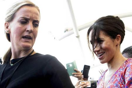 Herzogin Meghan wurde im Oktober von ihrer Personenschützerin aus einer Gefahrenzone eskortiert Herzogin Meghan wurde im Oktober von ihrer Personenschützerin aus einer Gefahrenzone eskortiert