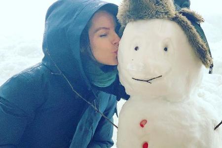 Yvonne Catterfeld hat die Schneemassen kreativ in Szene gesetzt Yvonne Catterfeld hat die Schneemassen kreativ in Szene gesetzt