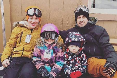 Pink ist mit Ehemann Carey Hart und den Kindern im Winterurlaub Pink ist mit Ehemann Carey Hart und den Kindern im Winterurlaub