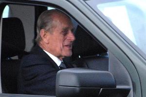 Nach Autounfall: Prinz Philip sitzt wieder am Steuer