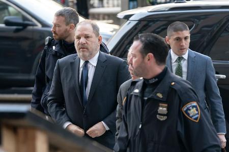 Harvey Weinstein auf dem Weg zu einer Anhörung im vergangenen Dezember Harvey Weinstein auf dem Weg zu einer Anhörung im vergangenen Dezember