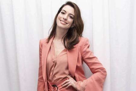 Anne Hathaway zeigt sich komplett in der Trendfarbe Living Coral Anne Hathaway zeigt sich komplett in der Trendfarbe Living Coral