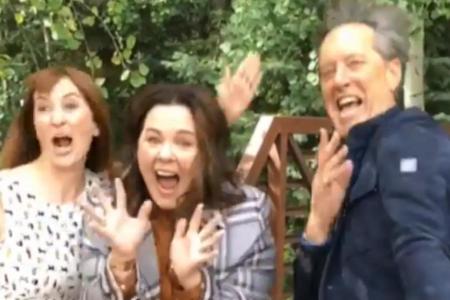 Melissa McCarthy jubelt mit Regisseurin Marielle Heller (li.) und Filmkollege Richard E. Grant Melissa McCarthy jubelt mit Regisseurin Marielle Heller (li.) und Filmkollege Richard E. Grant