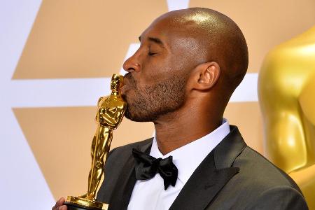 Kobe Bryant mit seinem Oscar Kobe Bryant mit seinem Oscar