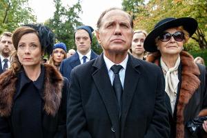 Familie Labaule nimmt Abschied vom Patriarchen und seinem Sohn: Esther Labaule (Inka Friedrich, l.), Wolfram Labaule (Uwe Oc...