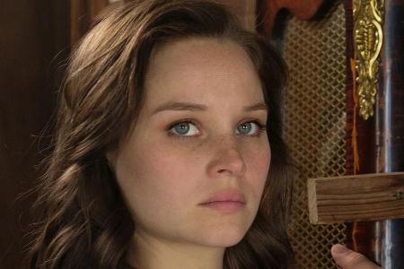 Charlotte (Sonja Gerhardt) kümmert sich um ihren Großvater Charlotte (Sonja Gerhardt) kümmert sich um ihren Großvater