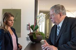 "Der Staatsanwalt: Vergissmeinnicht": Kann die Angestellte Sandra Kiesling (Claudia Plöckl) Staatsanwalt Bernd Reuther (Rain...