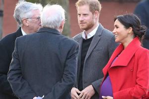 Herzogin Meghan legt liebevoll die Hand auf ihren Babybauch und strahlt neben Prinz Harry in Birkenhead