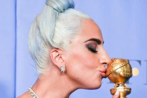 Lady Gaga nimmt ihren ersten Golden Globe Award mit ins Bett