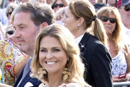 Prinzessin Madeleine von Schweden mit Christopher O'Neill im Hintergrund Prinzessin Madeleine von Schweden mit Christopher O'Neill im Hintergrund