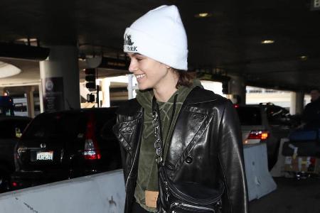 Model Kaia Gerber setzt auf eine weiße Mütze zu einem dunklen Outfit Model Kaia Gerber setzt auf eine weiße Mütze zu einem dunklen Outfit