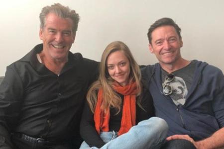 Pierce Brosnan (l.) traf am Flughafen zufällig seine Filmtochter Amanda Seyfried und Hugh Jackman Pierce Brosnan (l.) traf am Flughafen zufällig seine Filmtochter Amanda Seyfried und Hugh Jackman