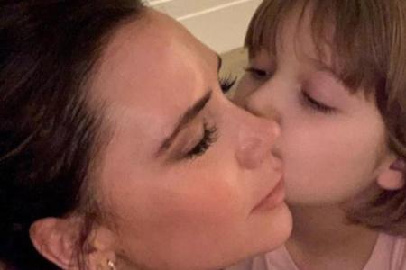Die kleine Harper Beckham gibt ihrer Mama einen Gute-Nacht-Kuss Die kleine Harper Beckham gibt ihrer Mama einen Gute-Nacht-Kuss