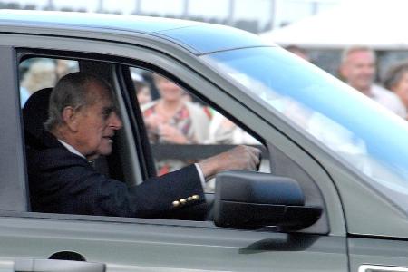 Prinz Philip, hier bei einem Event vor wenigen Jahren, fährt selbst in seinem hohen Alter noch Auto Prinz Philip, hier bei einem Event vor wenigen Jahren, fährt selbst in seinem hohen Alter noch Auto