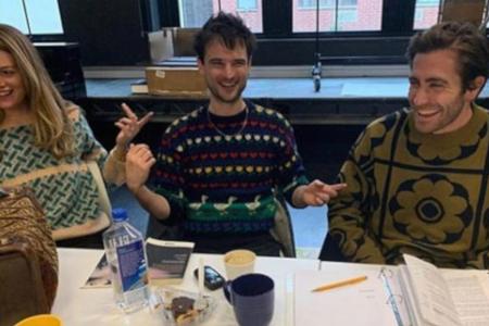 Alle in Sweater: Jake Gyllenhaal, Tom Sturridge und Carrie Cracknell (v. re) bei einer Probe zu ihrem Theaterstück Alle in Sweater: Jake Gyllenhaal, Tom Sturridge und Carrie Cracknell (v. re) bei einer Probe zu ihrem Theaterstück