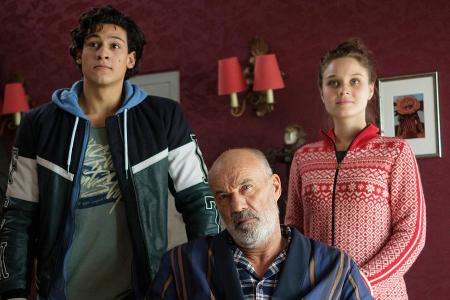 Denis (Emilio Sakraya), Raimund (Heiner Lauterbach, Mitte) und Charlotte (Sonja Gerhardt) sind in einer entlegenen Villa ein... Denis (Emilio Sakraya), Raimund (Heiner Lauterbach, Mitte) und Charlotte (Sonja Gerhardt) sind in einer entlegenen Villa ein...
