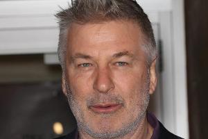Alec Baldwin bekennt sich wegen versuchter Körperverletzung schuldig