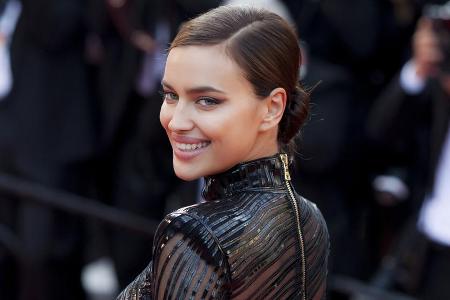 Irina Shayk bleibt ihrem Kleidungsstil auch als Mutter treu Irina Shayk bleibt ihrem Kleidungsstil auch als Mutter treu