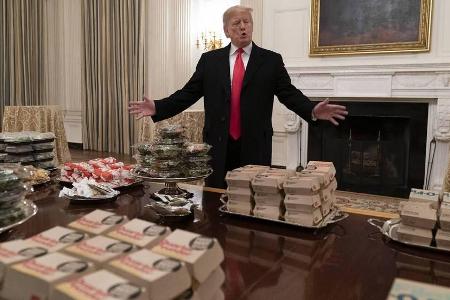 Donald Trump präsentiert sein Abendessen Donald Trump präsentiert sein Abendessen