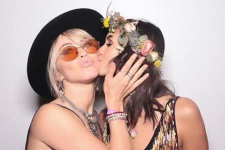 Nina Dobrev (r.) feierte ihren 30. Geburtstag nicht nur mit Julianne Hough Nina Dobrev (r.) feierte ihren 30. Geburtstag nicht nur mit Julianne Hough