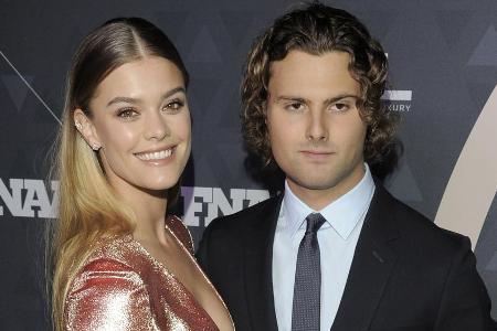 Nina Agdal verspottet ihren Freund Jack Brinkley-Cook Nina Agdal verspottet ihren Freund Jack Brinkley-Cook