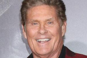 Witziger Bademantel-Auftritt: David Hasselhoff steckt im Schnee fest