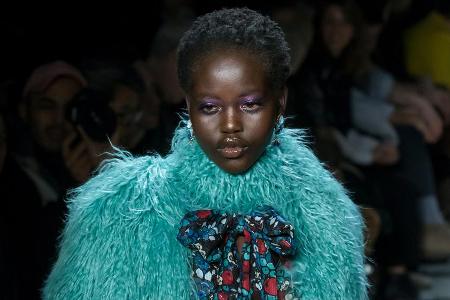 Adut Akech ist das weltweit gefragteste Model auf den Laufstegen der Designer Adut Akech ist das weltweit gefragteste Model auf den Laufstegen der Designer