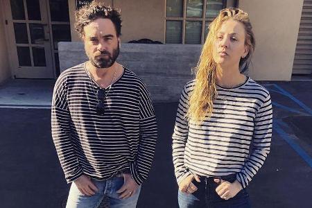 Beide in Streifen: Johnny Galecki und Kaley Cuoco hinter den Kulissen von Beide in Streifen: Johnny Galecki und Kaley Cuoco hinter den Kulissen von