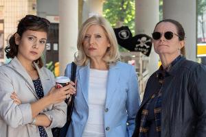 "Die Kanzlei: Ohne Spuren": Isa von Brede (Sabine Postel, M.) macht sich mit Hilfe von Yasmin Meckel (Sophie Dal, l.) und Gu...