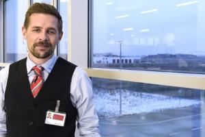 Klaas Heufer-Umlauf als Sicherheitsmann in "Check Check"