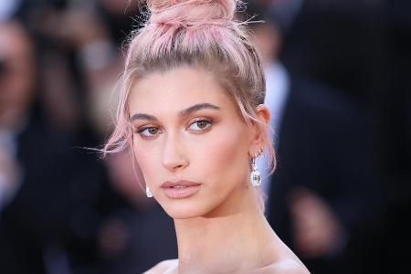 Hailey Bieber muss sich angeblich mit den Ämtern herumschlagen Hailey Bieber muss sich angeblich mit den Ämtern herumschlagen