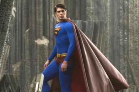 Endlich erreicht Superman (Brandon Routh) die ständig wachsende künstliche Insel. Doch seine Kräfte drohen durch das Krypton... Endlich erreicht Superman (Brandon Routh) die ständig wachsende künstliche Insel. Doch seine Kräfte drohen durch das Krypton...