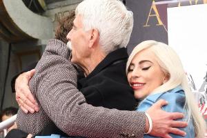 Gruppenkuscheln! Lady Gaga und Bradley Cooper herzen Sam Elliott