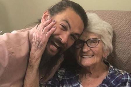 Jason Momoa bei seiner Großmutter in Iowa Jason Momoa bei seiner Großmutter in Iowa