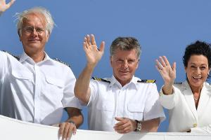 Kreuzfahrtdirektor Oskar Schifferle (Harald Schmidt, l.), Hoteldirektorin Hanna Liebhold (Barbara Wussow) und Dr. Wolf Sande...