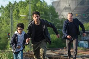 "Tatort: Der Pakt": Kommissar Jens Stellbrink (r.) verfolgt Ayoub Atiya (Ayoub Hussein) und Kamal Atiya (El Mehdi Meskar)