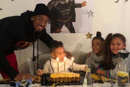 Jérôme Boateng, sein Sohn Jermár und die Zwillinge Lamia und Soley am Geburtstagstisch Jérôme Boateng, sein Sohn Jermár und die Zwillinge Lamia und Soley am Geburtstagstisch