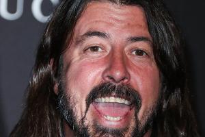 Dave Grohl stürzt bei Foo-Fighters-Konzert von der Bühne