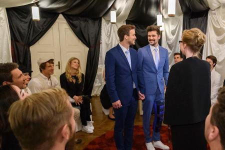 Zur Hochzeit von Boris und Tobias kehren Alicia Lindbergh (Larissa Marolt) und Viktor Saalfeld (Sebastian Fischer) zurück Zur Hochzeit von Boris und Tobias kehren Alicia Lindbergh (Larissa Marolt) und Viktor Saalfeld (Sebastian Fischer) zurück